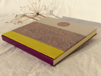 Carnet carré dos en cuir violet, papiers gris, motifs japonais