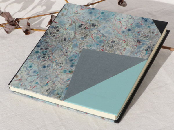 Cahier carré, dos en cuir noir, papier marbré gris