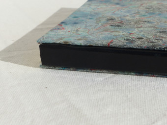 Cahier carré, dos en cuir noir, papier marbré gris