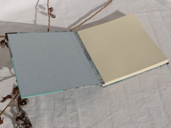 Cahier carré, dos en cuir noir, papier marbré gris