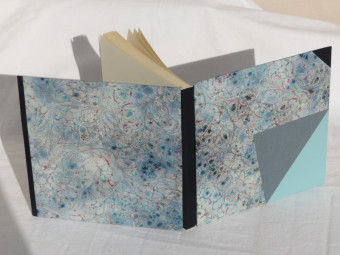 Cahier carré, dos en cuir noir, papier marbré gris