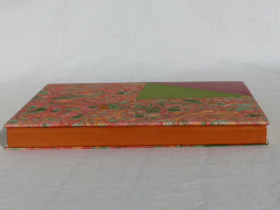 Cahier carré, dos en cuir orange, papier marbré rouge vert orange