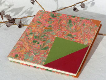 Cahier carré, dos en cuir orange, papier marbré rouge vert orange