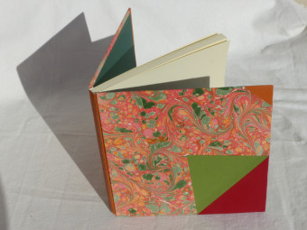 Cahier carré, dos en cuir orange, papier marbré rouge vert orange