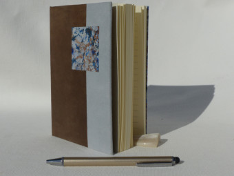 Cahier à ligne dos parchemin marron gris et bleu