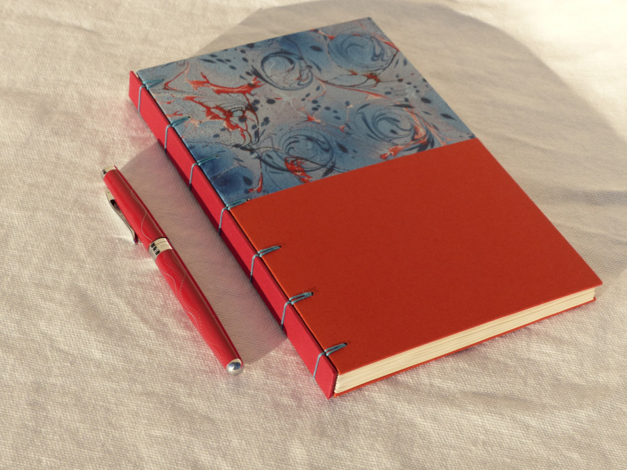 Cahier à ligne, technique criss-cross, rouge