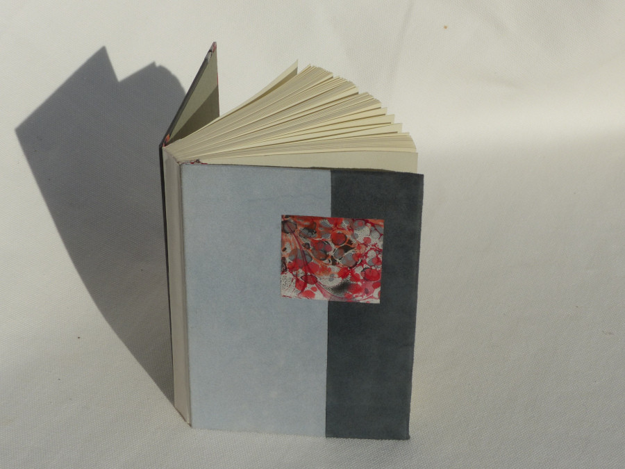 Cahier à ligne dos parchemin gris rouge