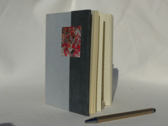 Cahier à ligne dos parchemin gris rouge