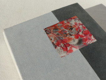 Cahier à ligne dos parchemin gris rouge