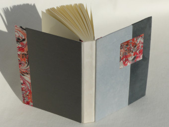 Cahier à ligne dos parchemin gris rouge