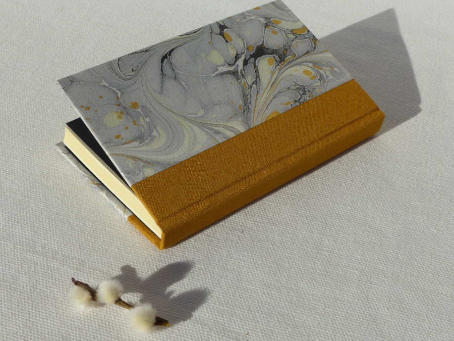 Petit carnet en toile ocre