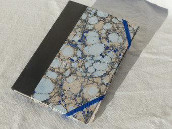 Pochette à dessin, cuir gris