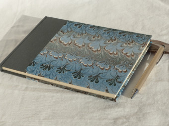 Cahier de note en toile grise, format paysage