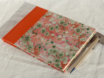 Cahier de note en toile orange, format paysage
