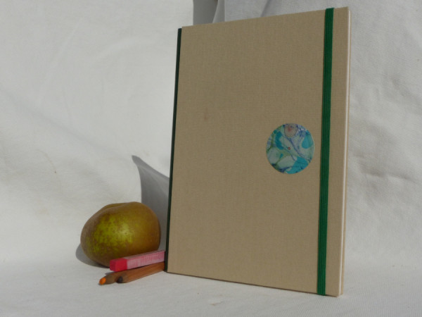 Carnet aquarelle, dos en cuir vert, plats en toile beige, papier 224g