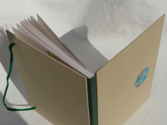 Carnet aquarelle, dos en cuir vert, plats en toile beige, papier 224g