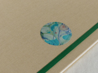 Carnet aquarelle, dos en cuir vert, plats en toile beige, papier 224g