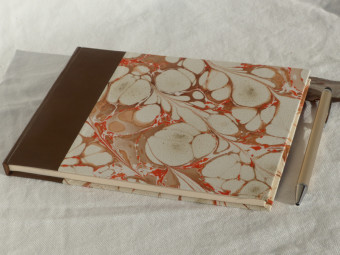Cahier de note en cuir marron, format paysage